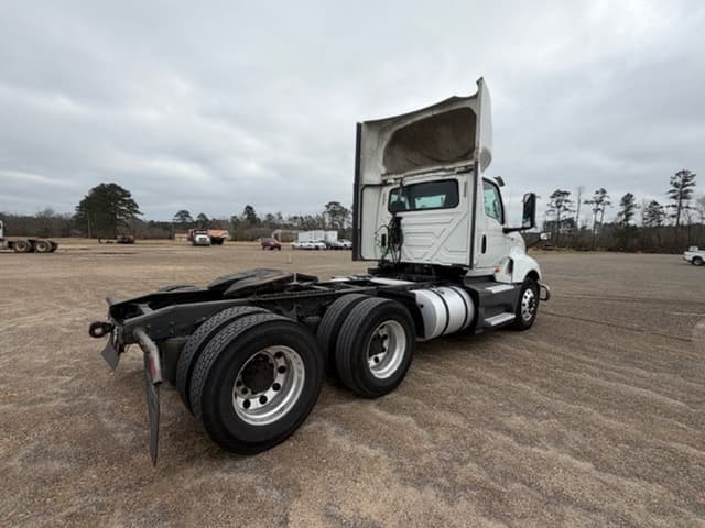 Image of International LT625 equipment image 2