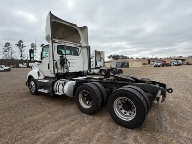 Image of International LT625 equipment image 3