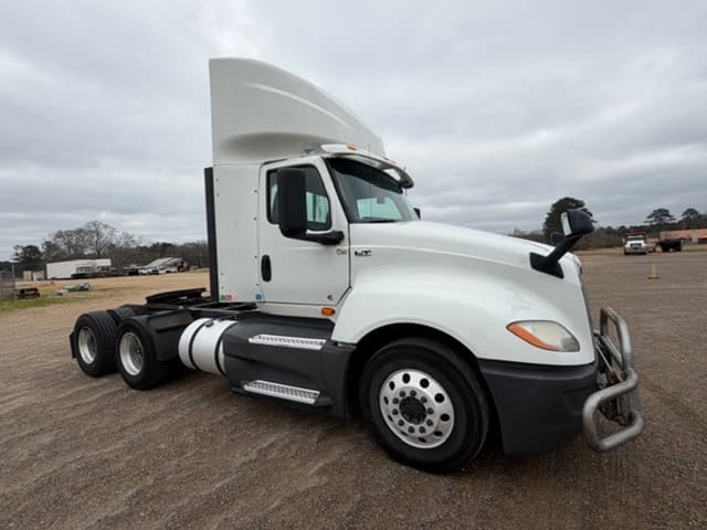 Image of International LT625 equipment image 1