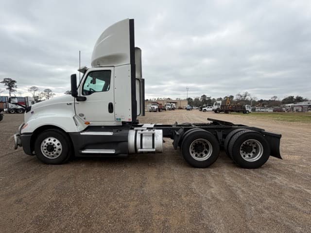 Image of International LT625 equipment image 4