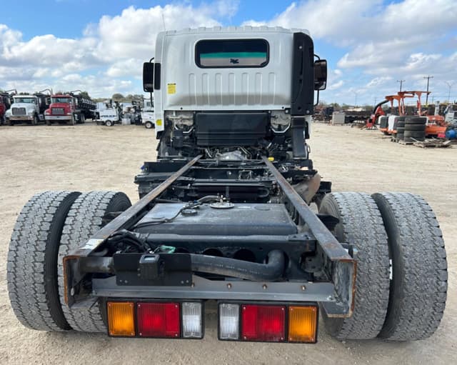 Image of Isuzu NQR equipment image 4