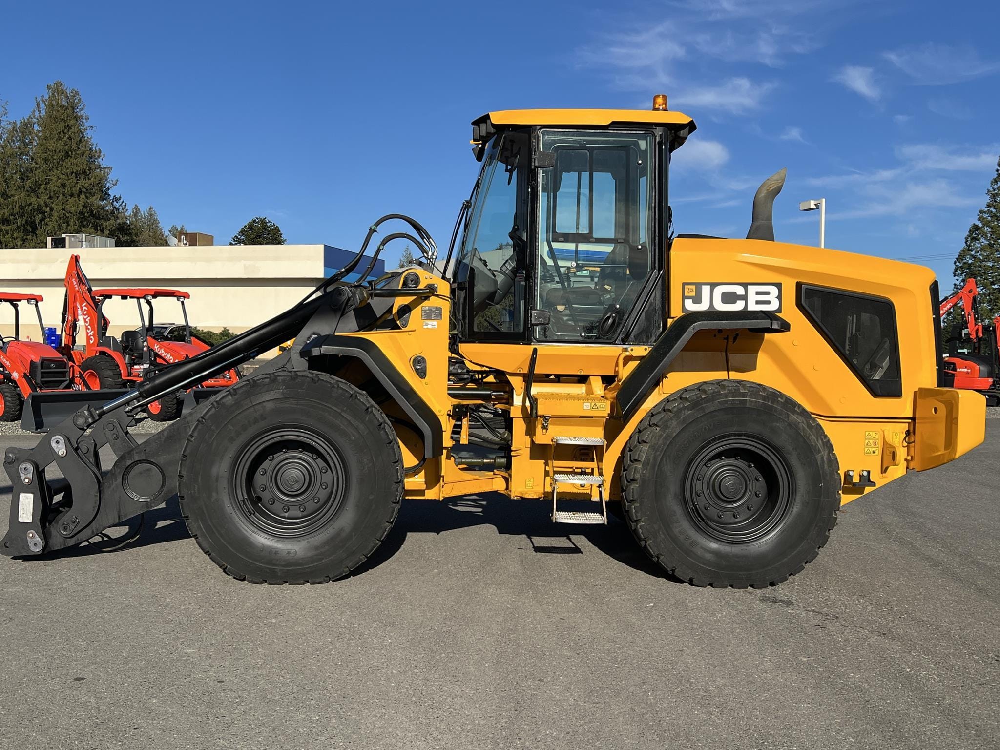2020 JCB 437 Agri Equipment Image0