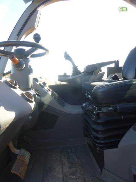 Image of JCB 560-80 Agri Super equipment image 4