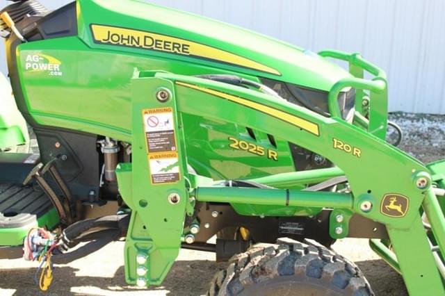 Image of John Deere 2025R equipment image 3