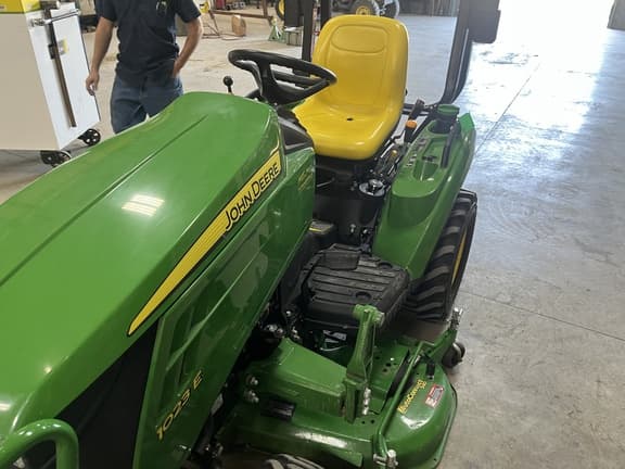 Image of John Deere 1023E equipment image 4