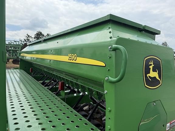 Image of John Deere 1590 equipment image 1
