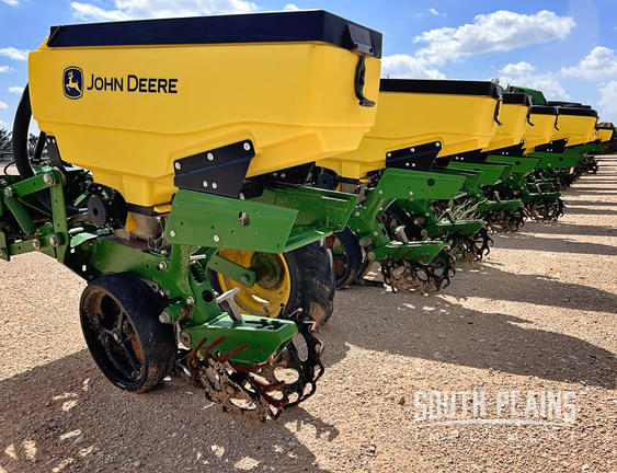 Image of John Deere 1725 equipment image 2