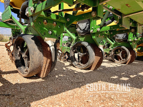 Image of John Deere 1725 equipment image 4