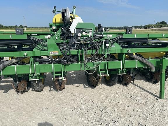Image of John Deere 1725 equipment image 2