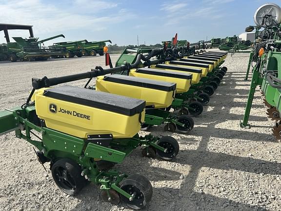 Image of John Deere 1725 equipment image 2