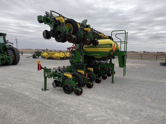 Image of John Deere 1725 equipment image 2