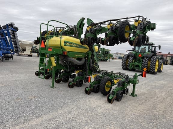 Image of John Deere 1725 equipment image 4