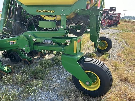 Image of John Deere 1725C equipment image 3