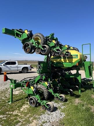 2020 John Deere 1725 Equipment Image0