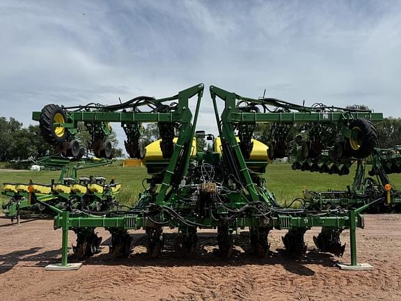 Image of John Deere 1725 Primary image