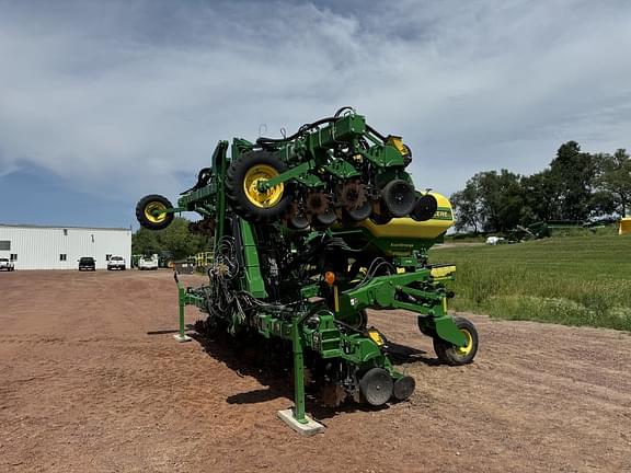 Image of John Deere 1725 equipment image 1