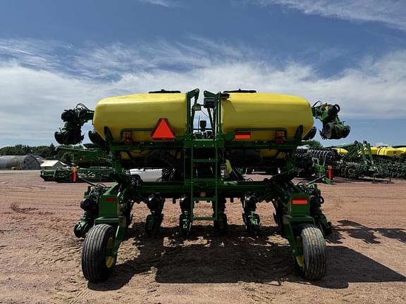 Image of John Deere 1725 equipment image 3