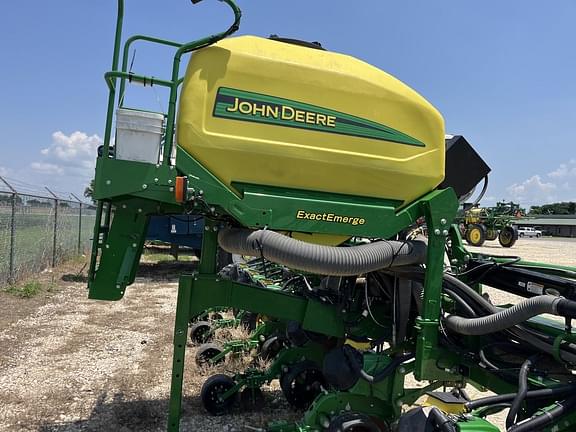 Image of John Deere DR12X equipment image 4
