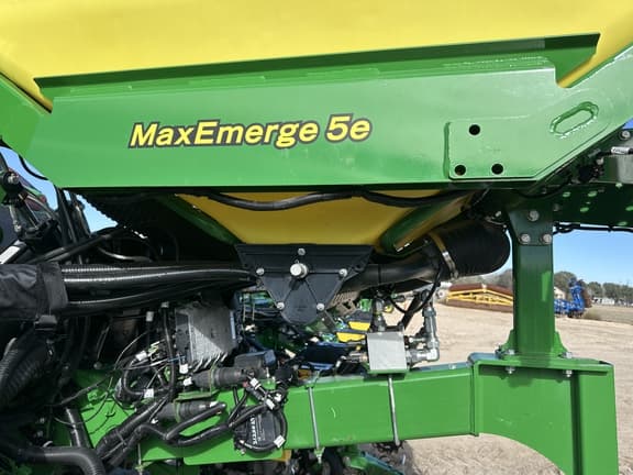 Image of John Deere 1725 equipment image 4