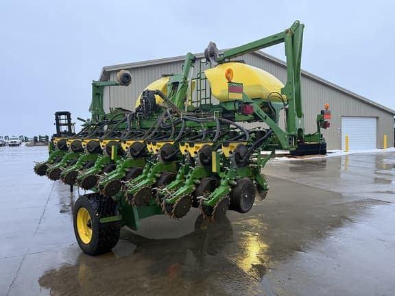 Image of John Deere 1745 equipment image 4