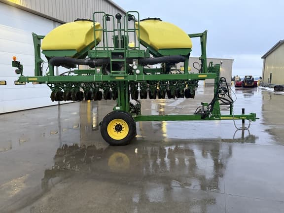 Image of John Deere 1745 equipment image 1