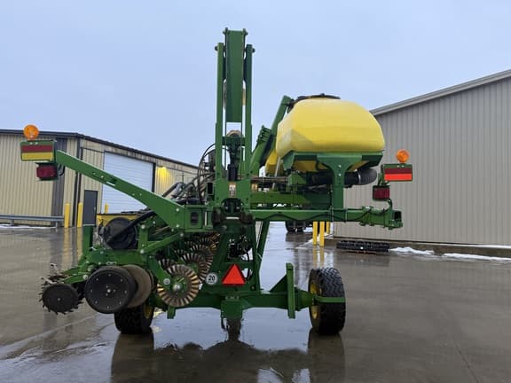 Image of John Deere 1745 equipment image 3