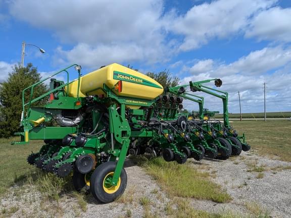 Image of John Deere 1770 equipment image 3