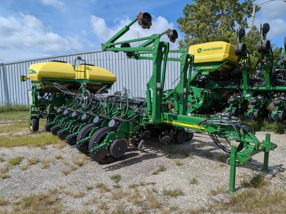 Image of John Deere 1770 equipment image 1