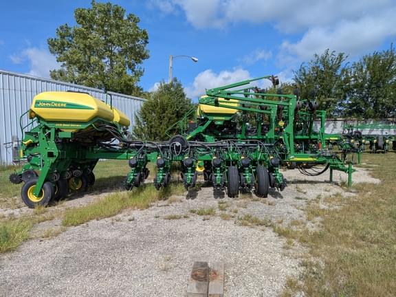 Image of John Deere 1770 equipment image 2