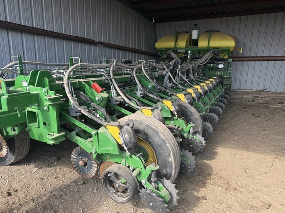2020 John Deere 1775 Equipment Image0