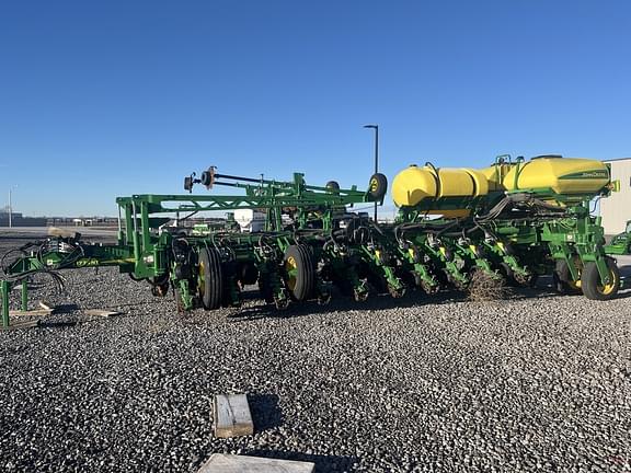 Image of John Deere 1775 equipment image 3