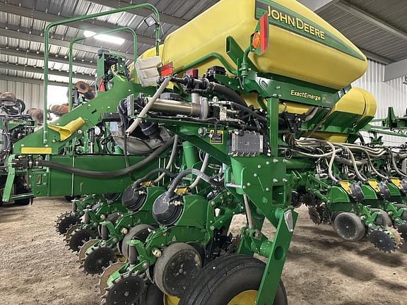 Image of John Deere 1775 equipment image 1