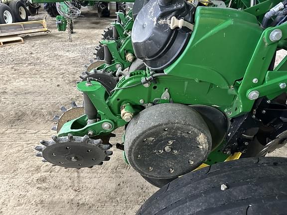 Image of John Deere 1775 equipment image 2