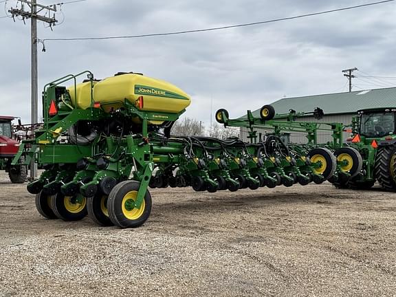Image of John Deere 1775 equipment image 3