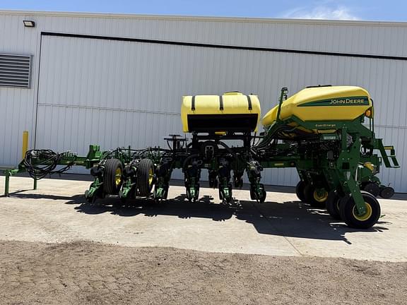 Image of John Deere 1775 equipment image 3