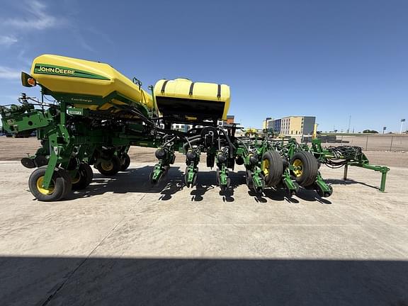 Image of John Deere 1775 equipment image 1