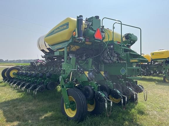 Image of John Deere 1775 equipment image 3
