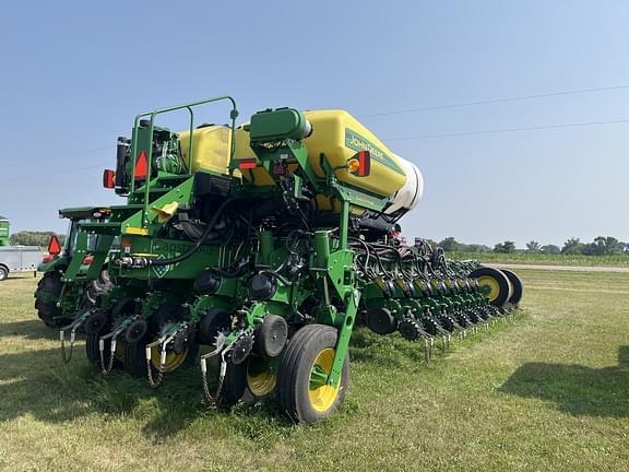 Image of John Deere 1775 equipment image 1