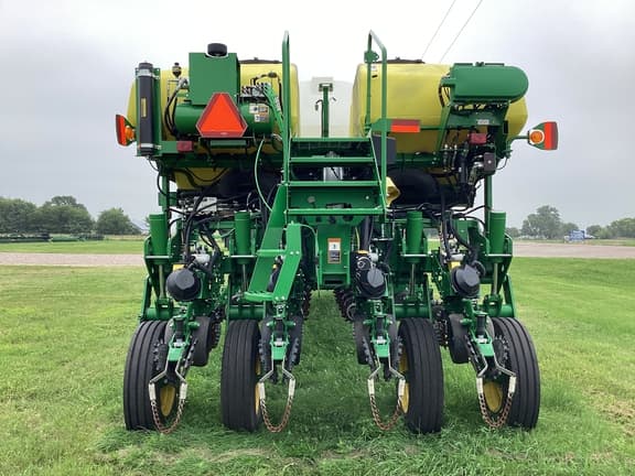 Image of John Deere 1775 equipment image 4