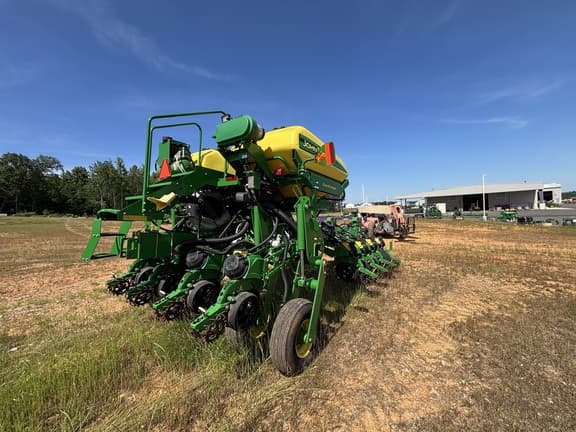 Image of John Deere 1775 equipment image 4