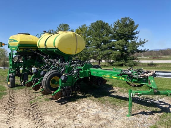 Image of John Deere 1775 equipment image 1
