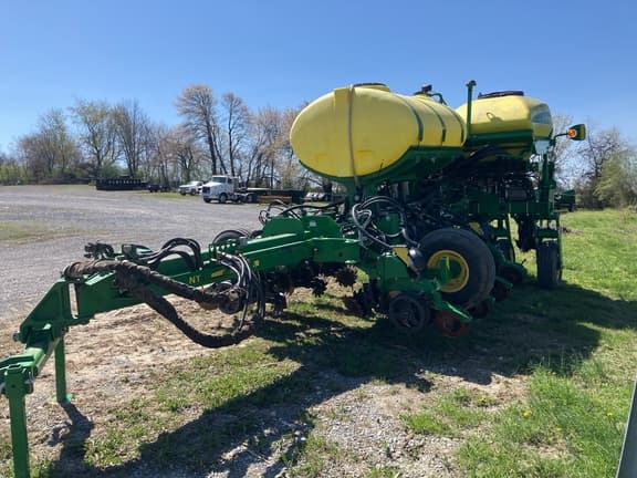 Image of John Deere 1775 equipment image 2