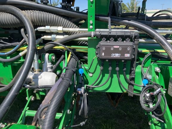 Image of John Deere 1775 equipment image 4