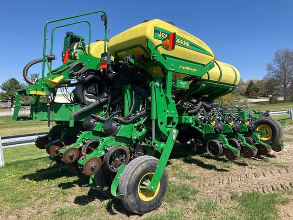 2020 John Deere 1775 Equipment Image0