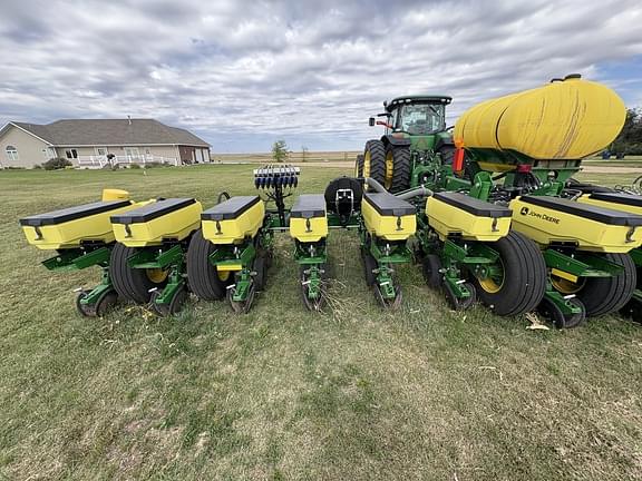 Image of John Deere 1775 equipment image 4