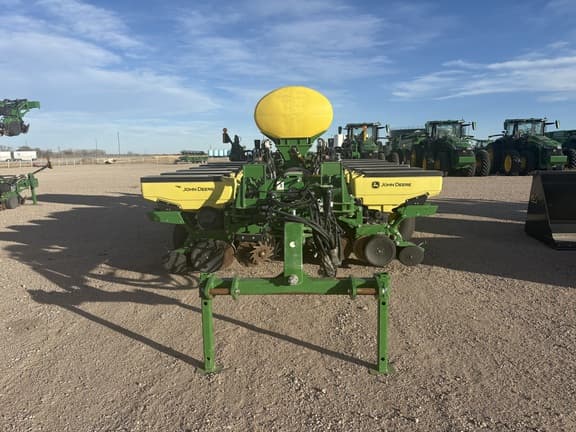 Image of John Deere 1775 equipment image 1