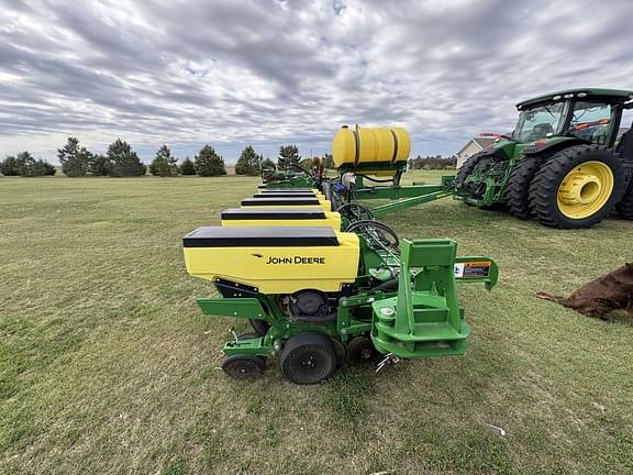 Image of John Deere 1775 equipment image 1