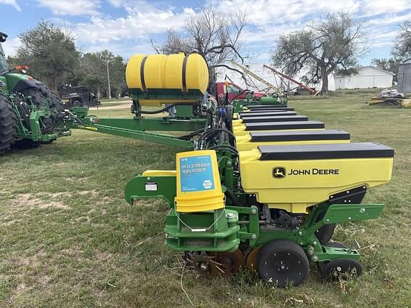 Image of John Deere 1775 equipment image 3
