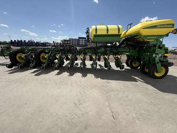 Image of John Deere 1775 equipment image 2