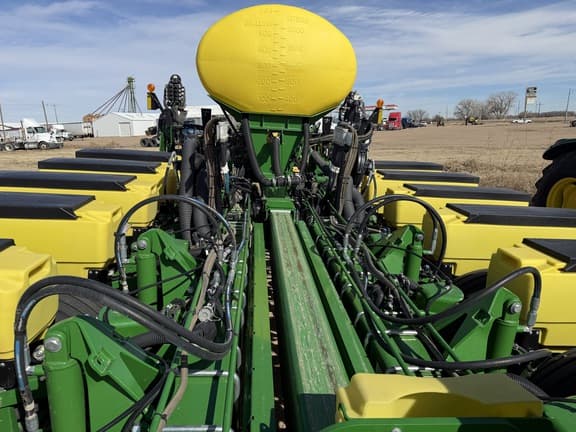 Image of John Deere 1775 equipment image 2